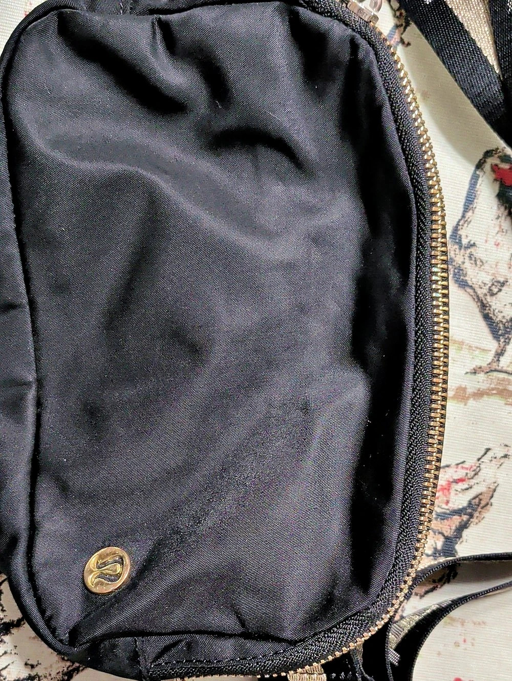 lululemon Everywhere Belt Bag 1L Metallic Wordmark Black - Picture 3 of 6